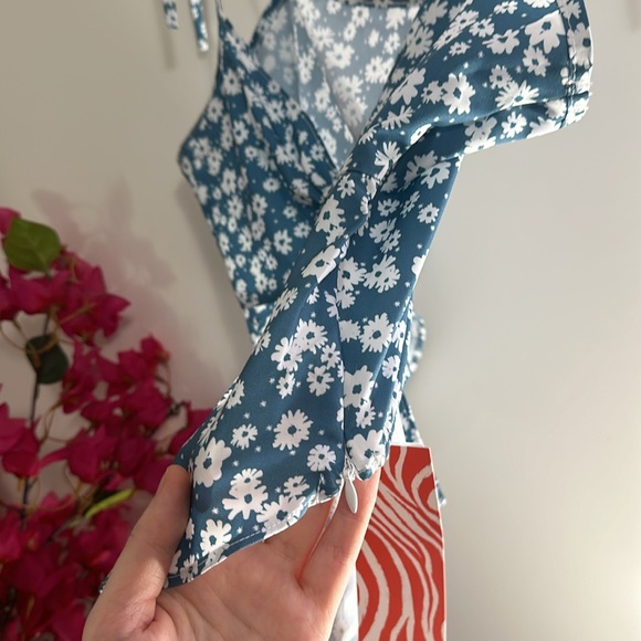 3/$15 NWT cropped blue floral top medium - Picture 7 of 8